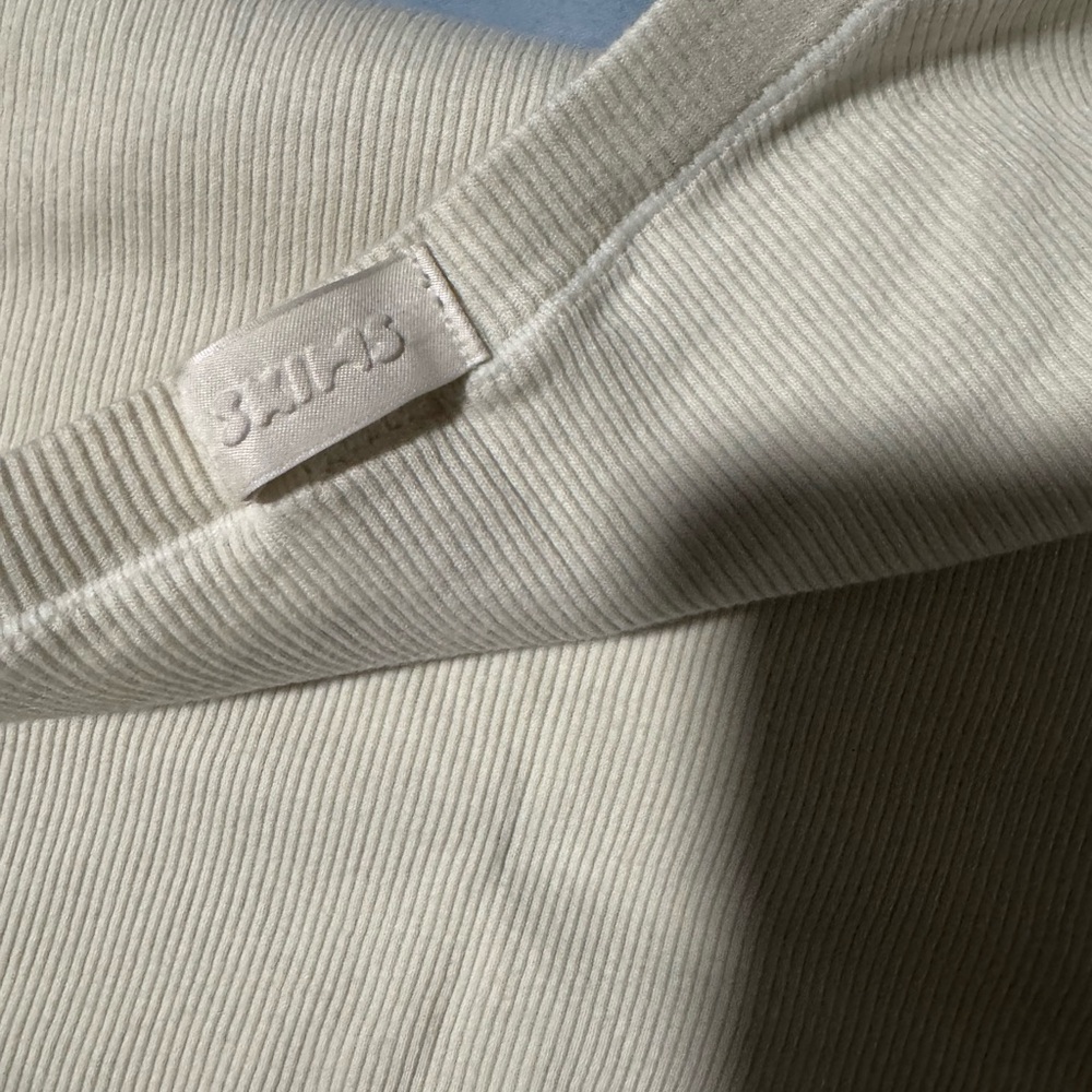 Skims Ribbed Top - Picture 4 of 5